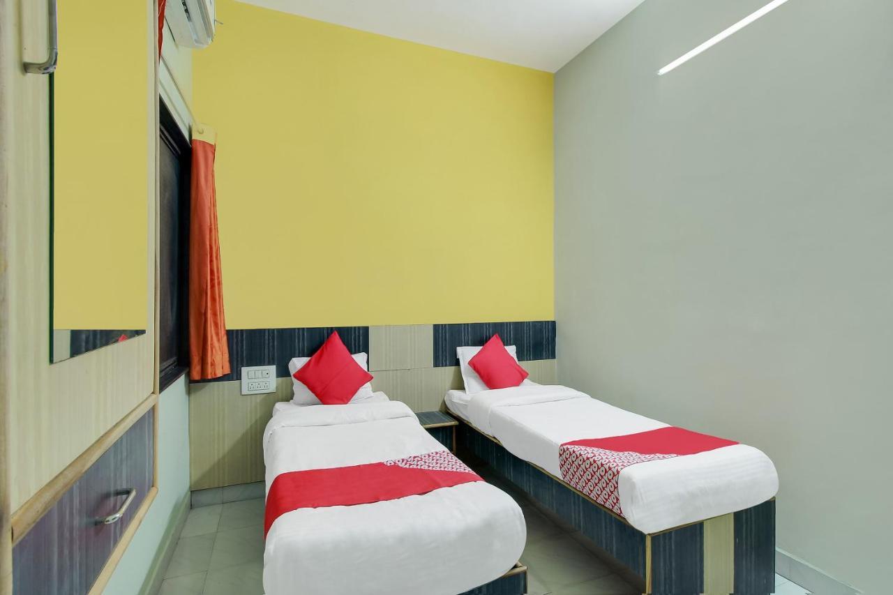 Oyo Flagship 48365 Hotel Shiva'S Castle Chalisgaon Szoba fotó